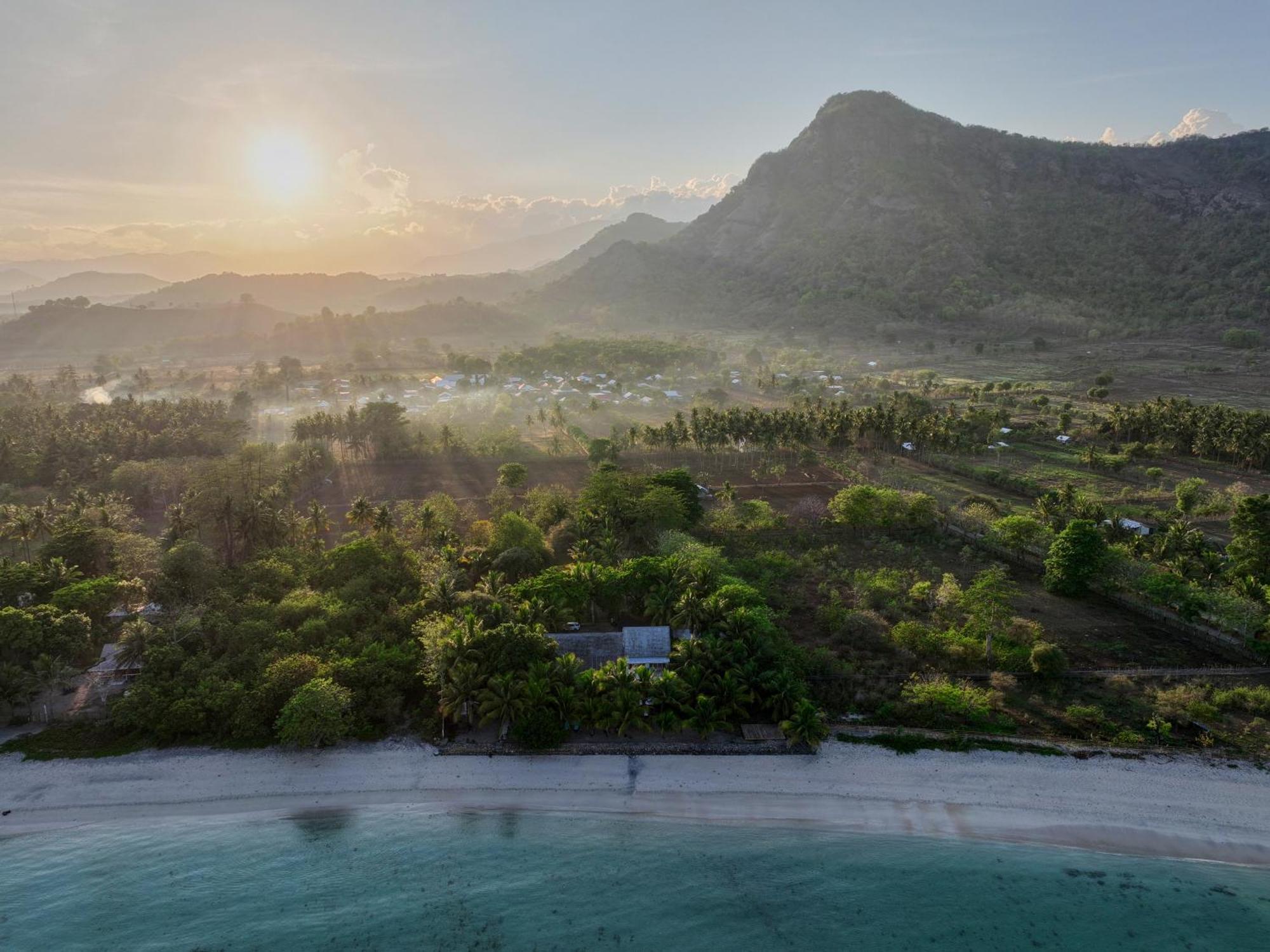 Myamo Beach Lodge Jereweh Buitenkant foto