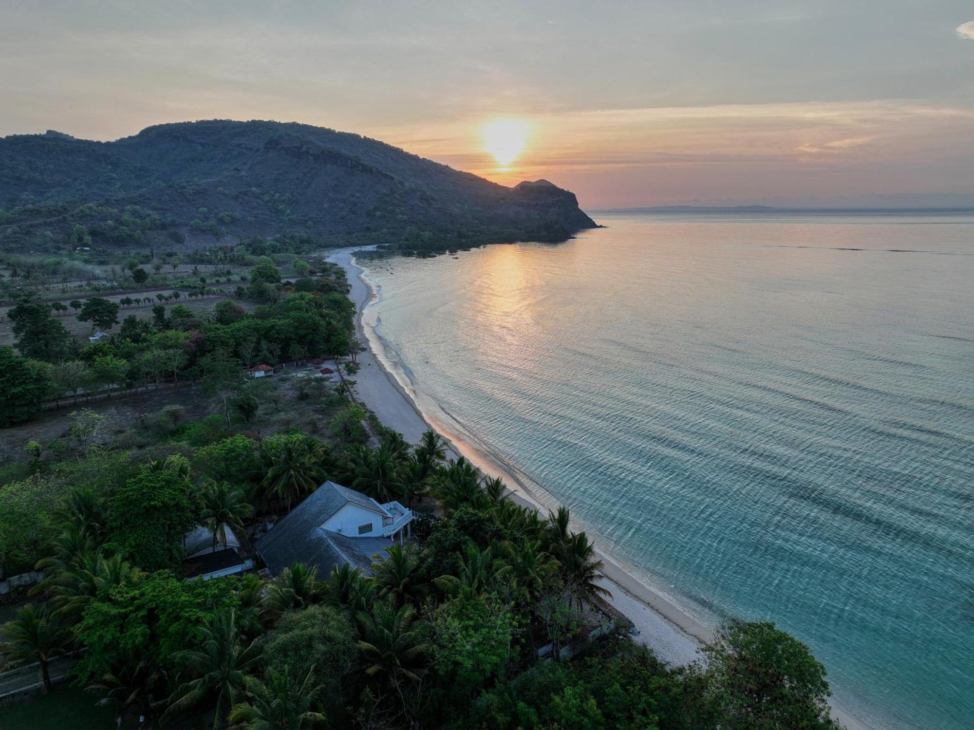 Myamo Beach Lodge Jereweh Buitenkant foto