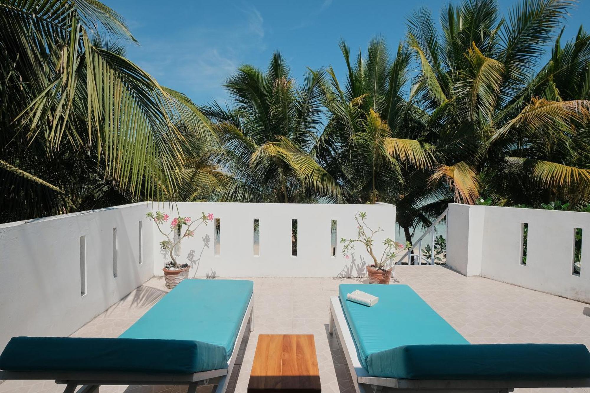 Myamo Beach Lodge Jereweh Buitenkant foto