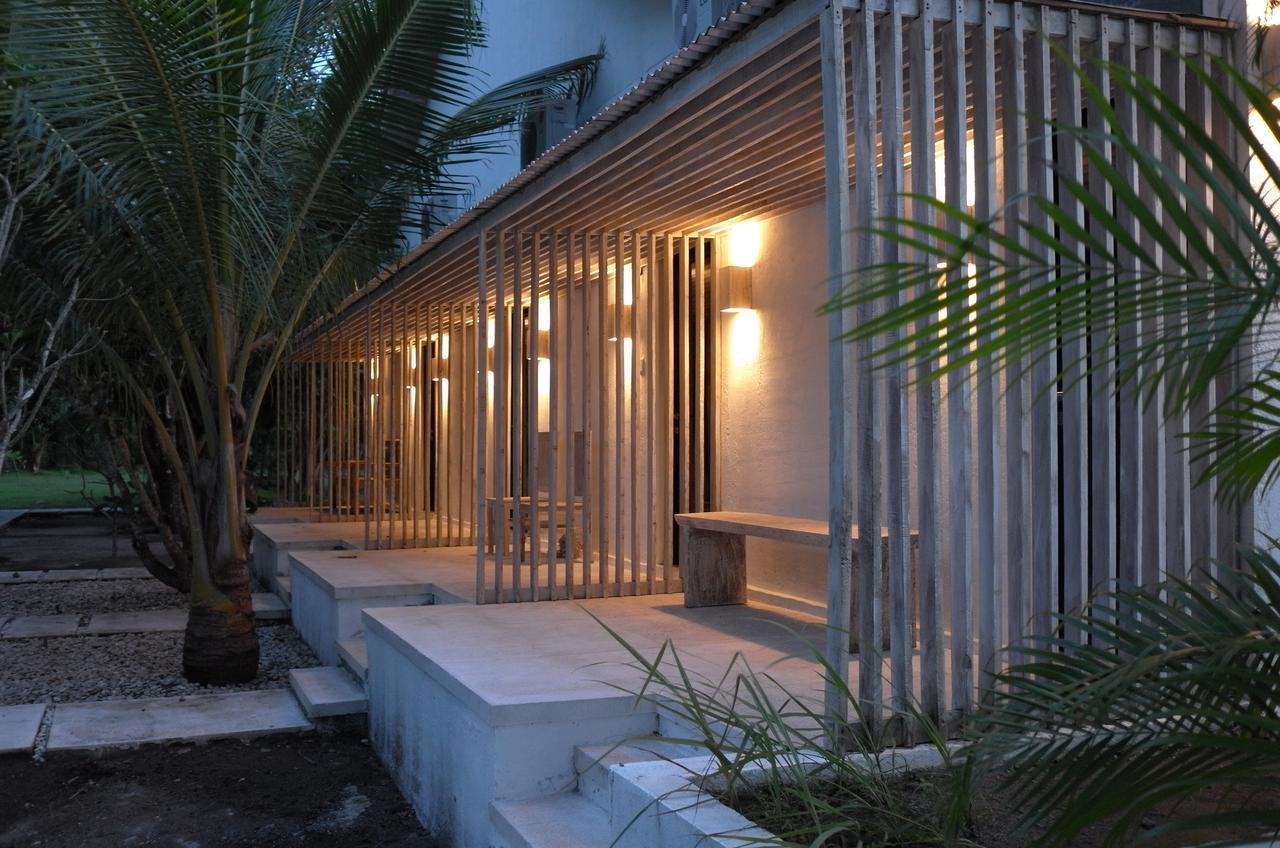 Myamo Beach Lodge Jereweh Buitenkant foto