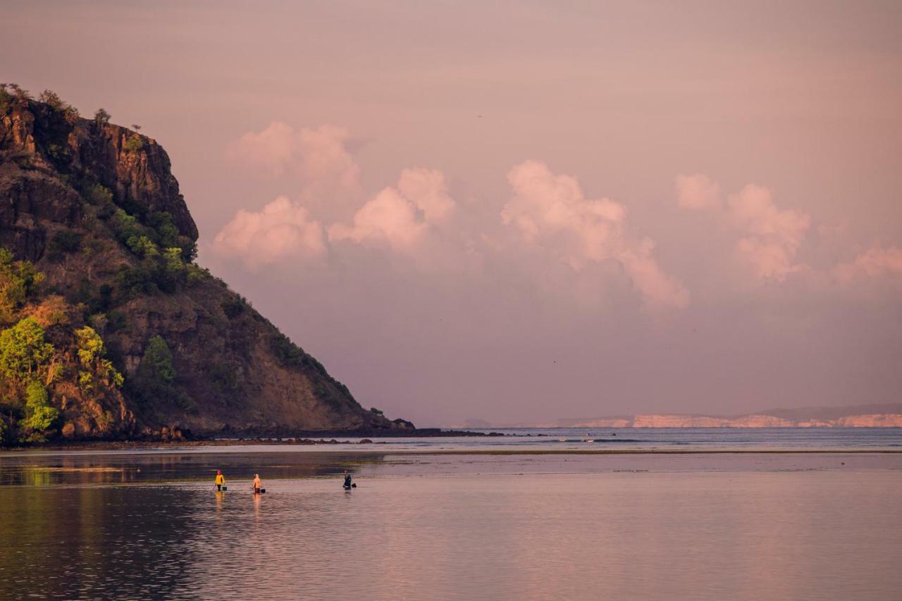 Myamo Beach Lodge Jereweh Buitenkant foto